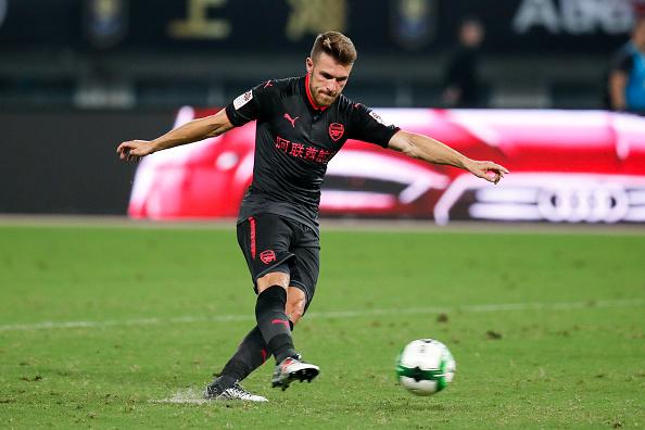 Aaron Ramsey saat mengeksekusi tendangan penalti melawan Bayern Munchen. Copyright: INDOSPORT