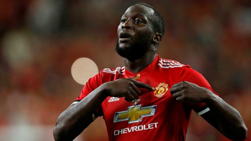 Romelu Lukaku berselebrasi dengan menunjukkan lambang Manchester United. Copyright: INDOSPORT