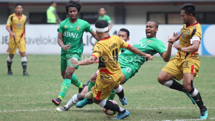 Syaiful Ramadhan (tengah) berusaha mengambil bola dari pemain Bhayangkara. FOTO INDOSPORT/Herry Ibrahim.