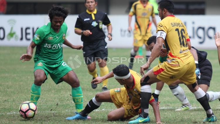 Beberapa pemain Mitra Kukar berjatuhan menghadapi satu pemain Bhayangkara FC. FOTO INDOSPORT/Herry Ibrahim.