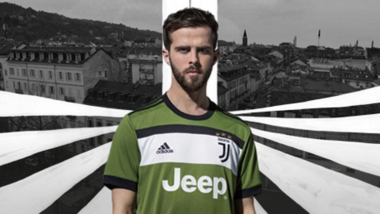 Jersey ketiga Juventus. Copyright: Juventus