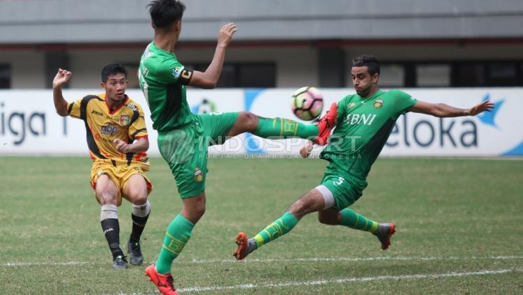 Dua pemain Bhayangkara FC tengah menghalau tembakan dari Zikri Akbar. FOTO INDOSPORT/Herry Ibrahim.