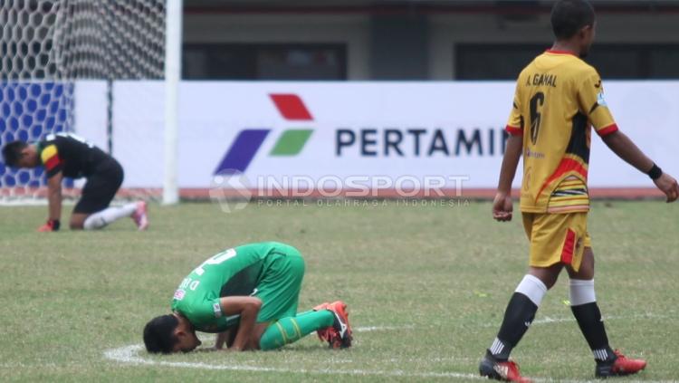 Sujud syukur pemain Bhayangkara FC usai cetak gol. FOTO INDOSPORT/Herry Ibrahim.