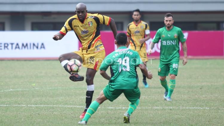 Mohamed Sissoko tengah mengontrol bola. FOTO INDOSPORT/Herry Ibrahim.