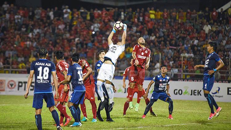 Kiper Arema FC, Dwi Kuswanto berhasil menganmankan bola Copyright: Taufik Hidayat/INDOSPORT