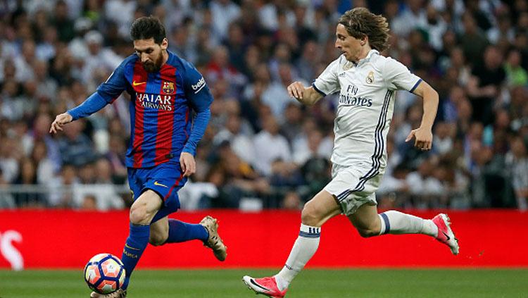 Lionel Messi ketika dikawal Luca Modric dalam laga El Clasico musim lalu. Copyright: Soicaumienbac.cc