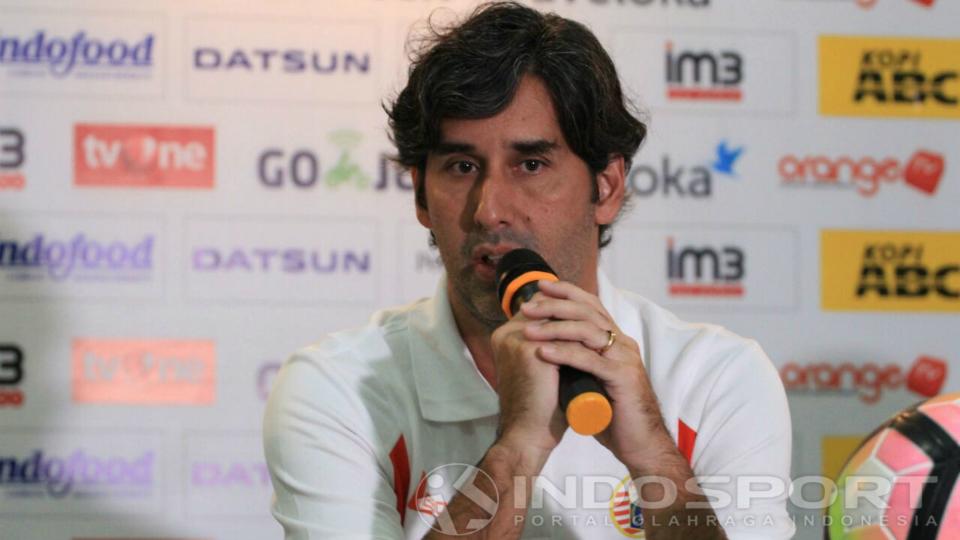 Pelatih Persija Jakarta, Stefano Cugurra Teco, memberikan tanggapan dalam konferensi pers jelang menghadapi Persib Bandung. Copyright: Gita Agiet/INDOSPORT