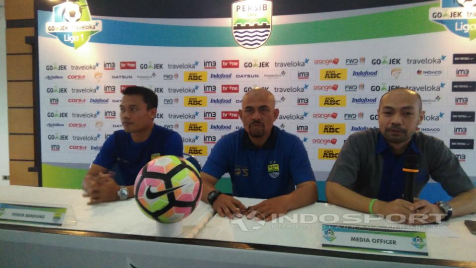 Pelatih sementara Persib Bandung, Herrie Setyawan, memberikan tanggapan dalam konferensi pers sebelum menghadapi Persija Jakarta. Copyright: Gita Agiet/INDOSPORT