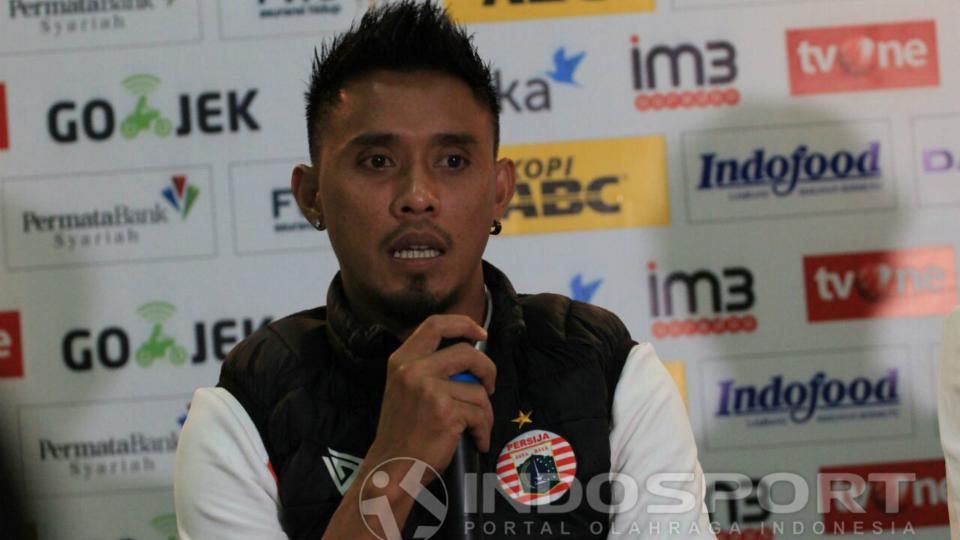 Bek tengah Persija Jakarta, Maman Abdurrahman, memberikan tanggapan dalam konferensi pers jelang menghadapi Persib Bandung. Copyright: Gita Agiet/INDOSPORT