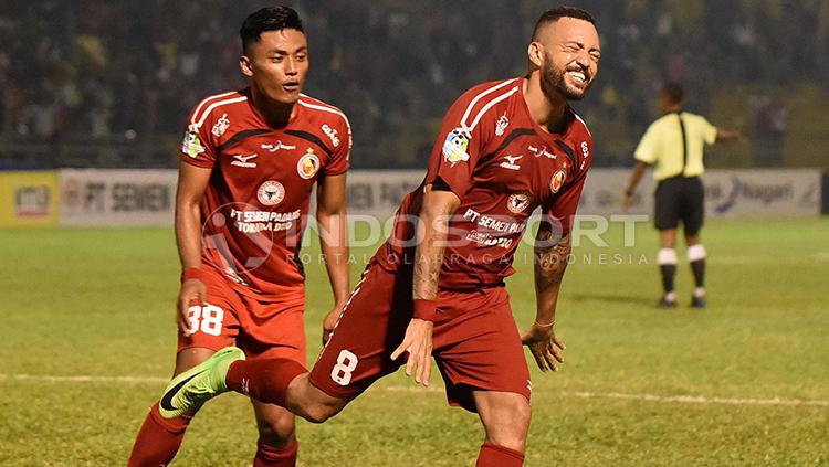 Selebrasi Marcel Sacramento usai bobol gawang Arema FC. Copyright: Taufik Hidayat/INDOSPORT