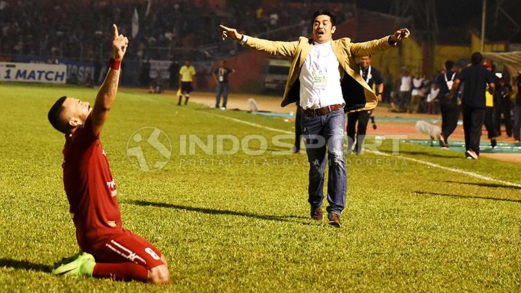 Nilmaizar berlari ke Marcel Sacramento rayakan keberhasilan Semen Padang mengalahkan Arema FC. Copyright: Taufik Hidayat/INDOSPORT