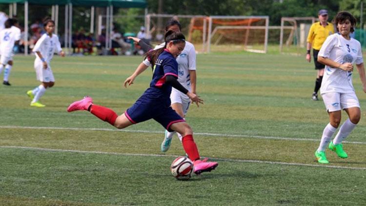 Dhanielle Daphne saat menendang bola. Copyright: Instagram@Dhanielledaphne