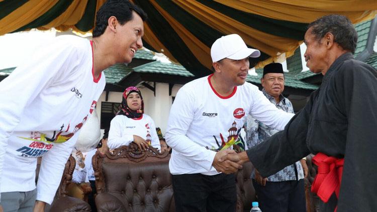 Imam Nahrawi berjabat tangan dengan salah satu warga di acar Gowes Pesona Nusantara di Kabupaten Tanah Laut, Kalimantan Selatan. Copyright: Dok: Kemenpora