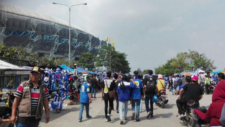 Situasi diluar stadion GBLA. Copyright: Twitter@RadioElshinta