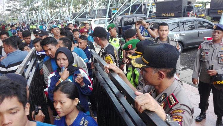 Bobotoh mulai padati pintu masuk stadion GBLA untuk menyaksikan pertandingan Persib vs Persija. Copyright: Twitter@RadioElshinta