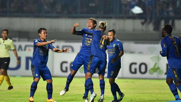 Ahmad Jufrianto melakukan selebrasi bersama rekan satu timnya setelah cetak gol pada menit ke-14. Copyright: Twitter@persib