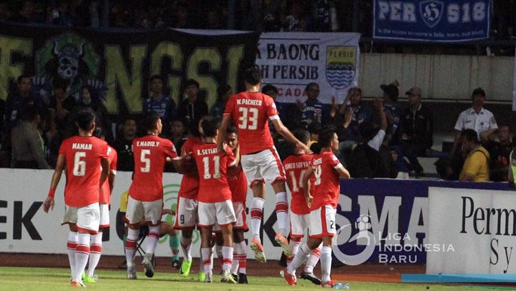 Ramdani Lestaluhu melakukan selebrasi bersama rekan satu timnya setelah cetak gol pada menit ke-19. Copyright: Twitter@Liga1Match