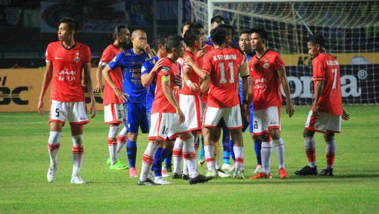 Situasi adu mulut pemain Persib Bandung vs Persija Jakarta. Copyright: Twitter@detikcom