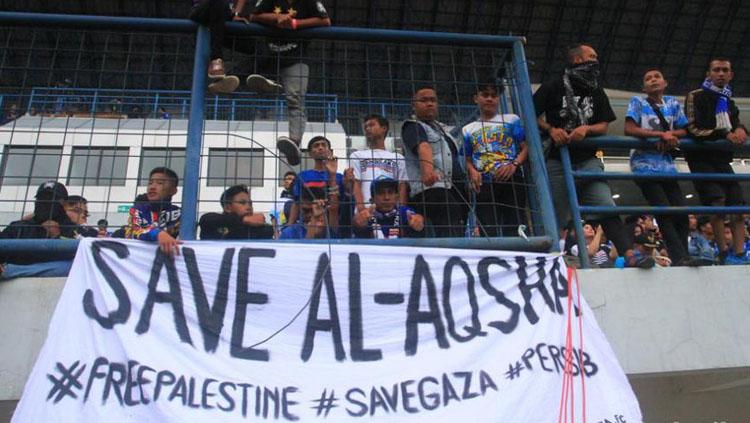 Bobotoh kibarkan poster save A-Aqsha di pertandingan Persib vs Persija. Copyright: detikNews