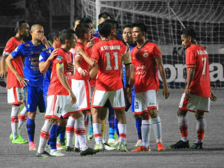 Situasi adu mulut pemain Persib Bandung vs Persija Jakarta. Copyright: detikNews