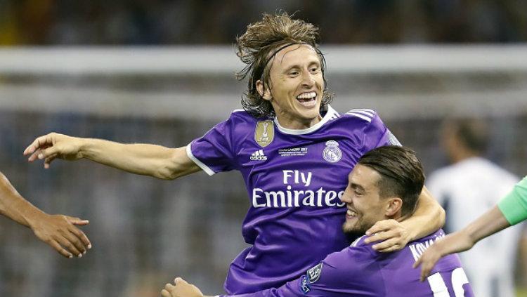 Gelandang Real Madrid, Luka Modric tengah berselebrasi dengan Mateo Kovacic. Copyright: VI Images via Getty Images