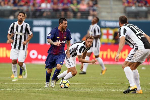 Para pemain Juventus tengah menjaga ketat megabintang Barcelona, Lionel Messi Copyright: Matthew Ashton - AMA/Getty Images