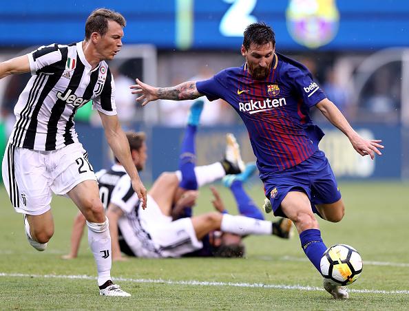 Lionel Messi melakukan tusukan ke daerah pertahanan Juventus. Copyright: Elsa/Getty Images