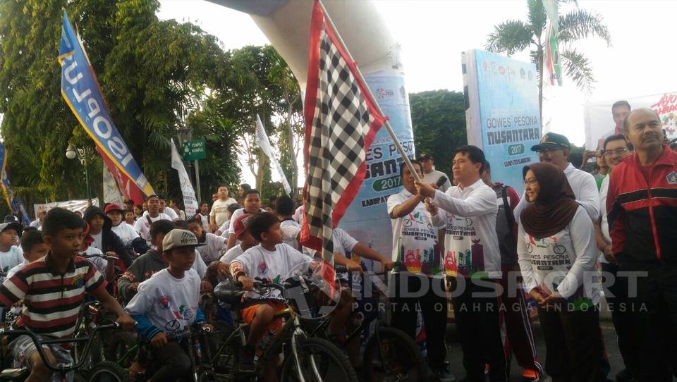 Gowes Pesona Nusantara oleh Bupati Klungkung I Nyoman Suwirta. Copyright: Zainal Hasan/Indosport.com