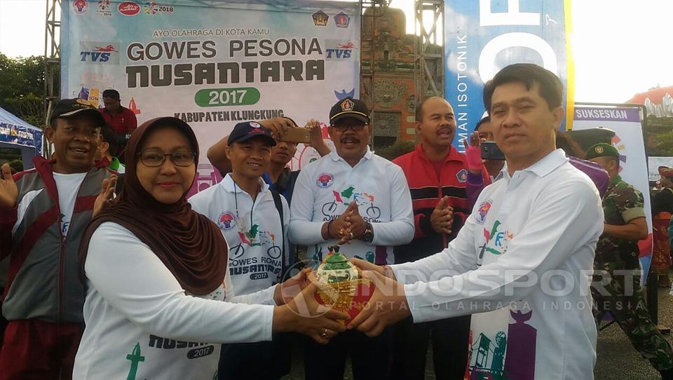 Gowes Pesona Nusantara oleh Bupati Klungkung I Nyoman Suwirta. Copyright: Zainal Hasan/Indosport.com