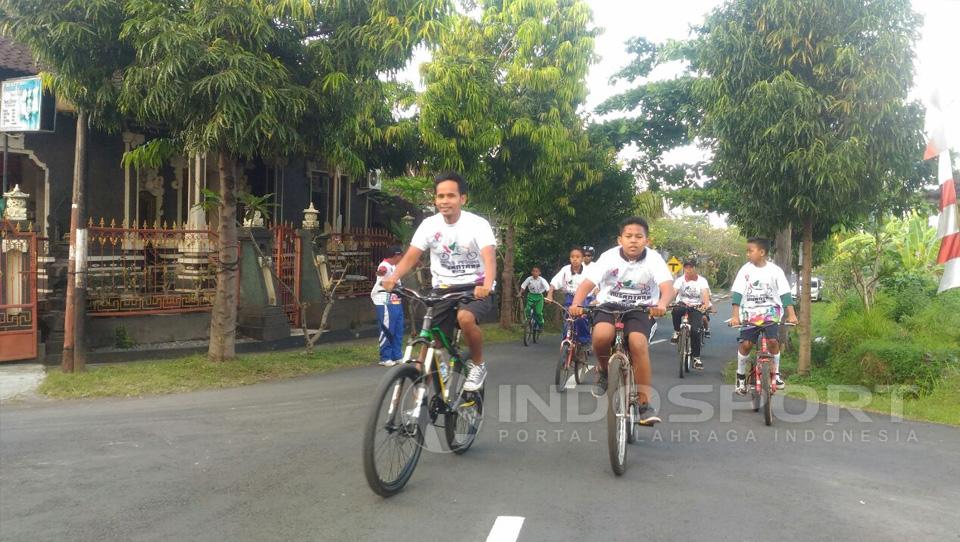 Gowes Pesona Nusantara oleh Bupati Klungkung I Nyoman Suwirta. Copyright: Zainal Hasan/Indosport.com