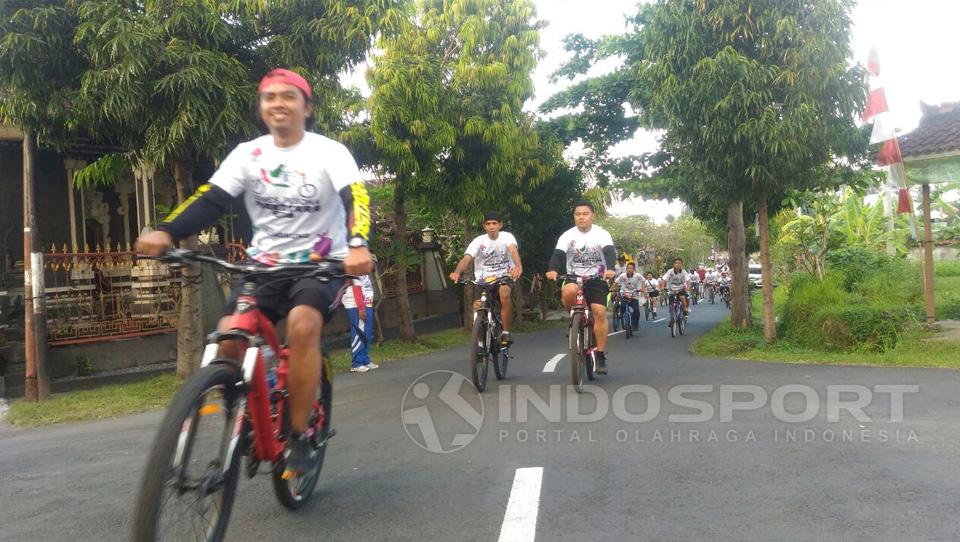 Gowes Pesona Nusantara oleh Bupati Klungkung I Nyoman Suwirta. Copyright: Zainal Hasan/Indosport.com