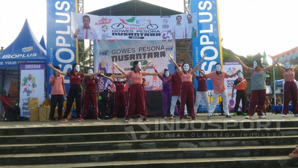 Gowes Pesona Nusantara oleh Bupati Klungkung I Nyoman Suwirta. Copyright: Zainal Hasan/Indosport.com