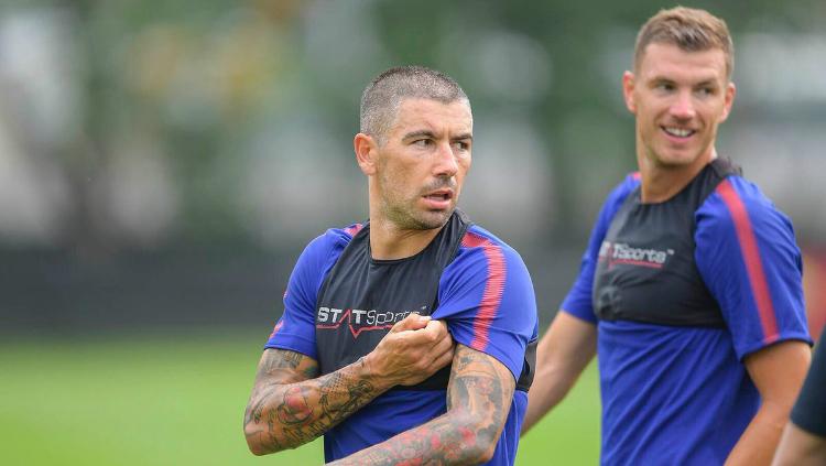 Aleksandar Kolarov resmi berseragam AS Roma. Copyright: Twitter/Flo-Calcio AS Roma