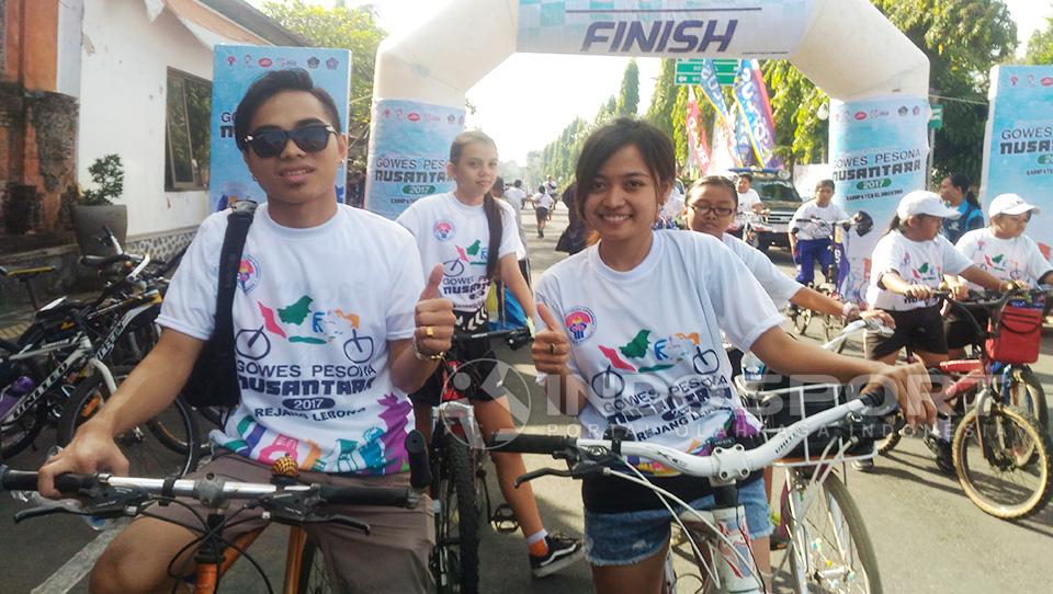 Masyarakat Klungkung antusias mengikuti Gowes Pesona Nusantara 2017. Copyright: Zainal Hasan/Indosport.com