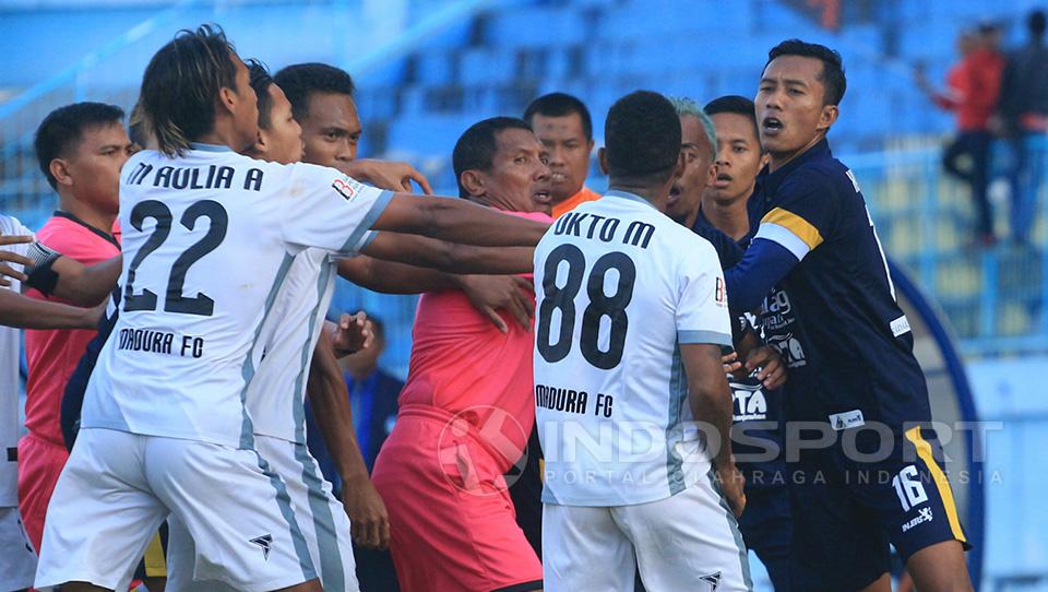 Akibat Wasit Tak Tegas, Derby Jawa Timur Grup 7, Persekam Metro FC vs Madura FC Nyaris Rusuh. Copyright: Ian Setiawan/Indosport.com