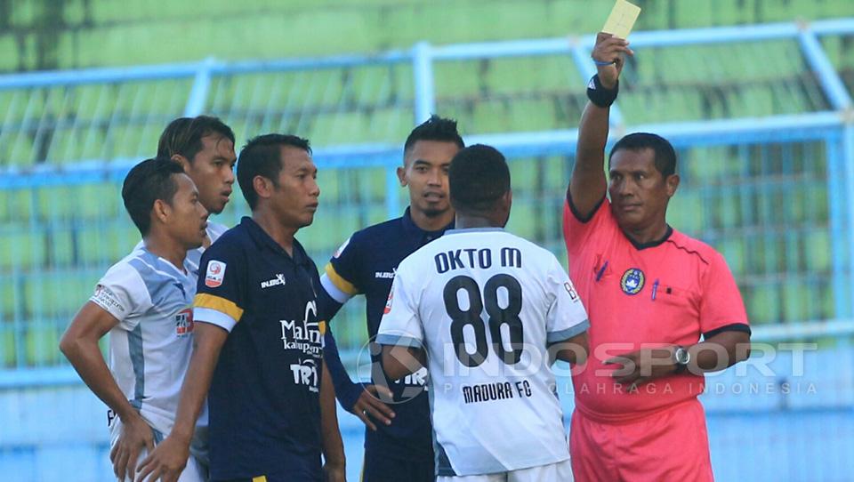 Akibat Wasit Tak Tegas, Derby Jawa Timur Grup 7, Persekam Metro FC vs Madura FC Nyaris Rusuh. Copyright: Ian Setiawan/Indosport.com