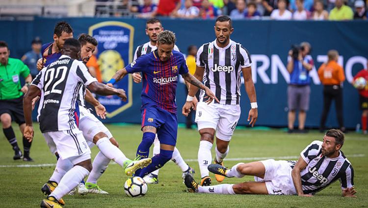 Neymar Jr dikawal ketat pemain belakang Juventus. Copyright: Indosport.com