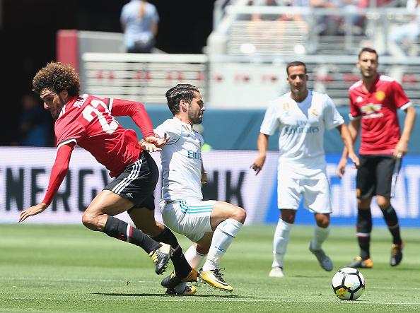 Marouane Fellaini tengah berjibaku dengan Isco di International Champions Cup. Copyright: Matthew Peters/Man Utd via Getty Images