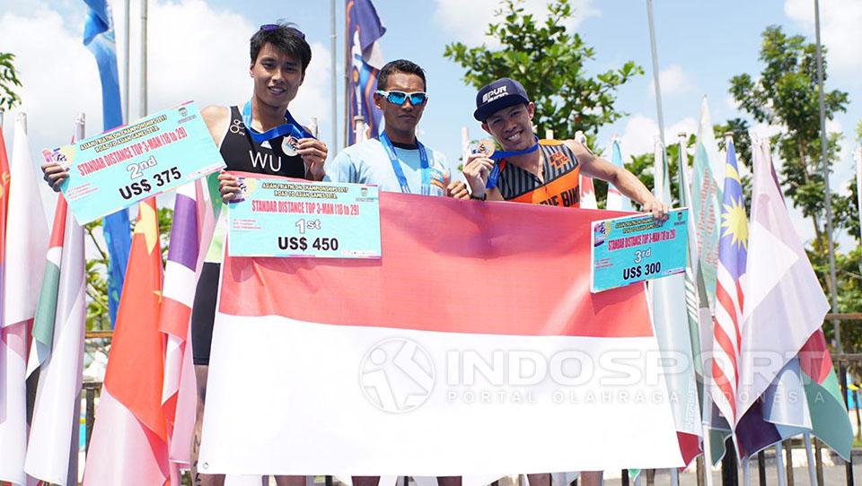 Indonesia berjaya di kategori age group start pada rangkaian kejuaraan Asian Triathlon Championship (ASTC) 2017, Minggu (23/7/2017). Copyright: Muhammad Effendi/Indosport.com