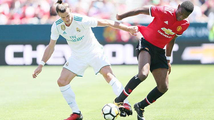 Gareth Bale dan Timothy Fosu-Mensah saling berusaha dapatkan bola.