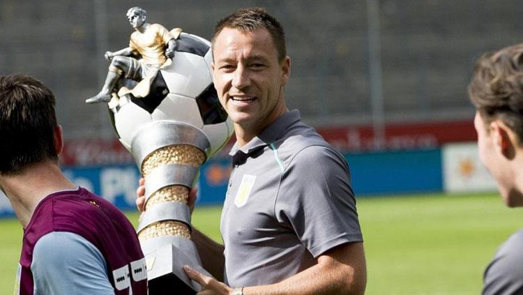 John Terry mengangkat trofi bersama Aston Villa. Copyright: thesun.co.uk