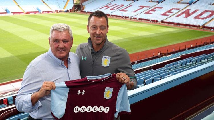 John Terry saat diperkenalkan Aston Villa. Copyright: thesun.co.uk