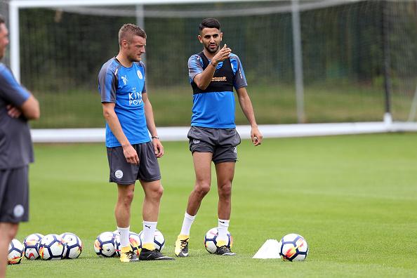 Riyad Mahrez (kanan) saat latihan bersama rekan setimnya di Leiceter City, Jamie Vardy. Copyright: INDOSPORT