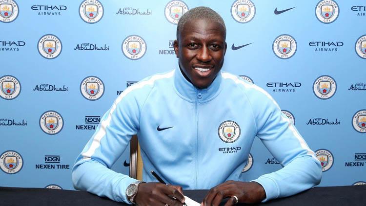 Benjamin Mendy saat menandatangani kontrak bersama Manchester City. - INDOSPORT