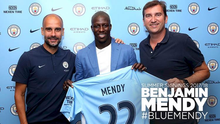 Benjamin Mendy saat diperkenalkan Manchester City. Copyright: mancity