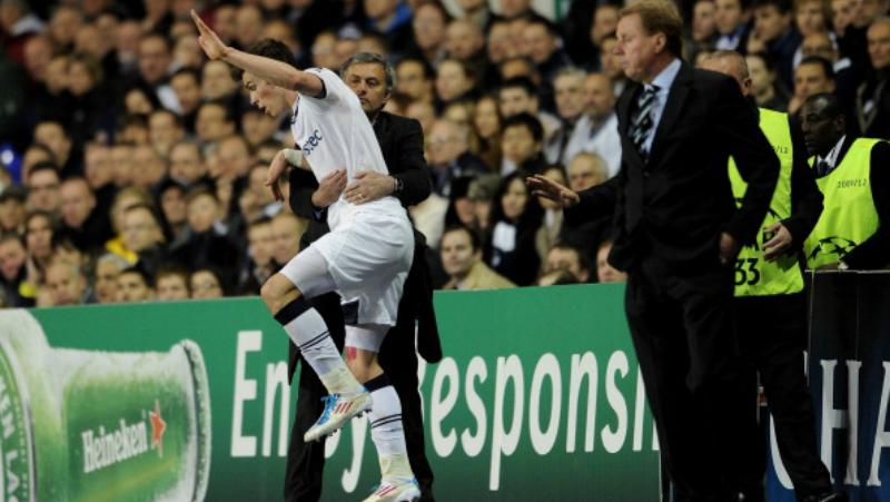 Jose Mourinho (tengah) dan Gareth Bale saat masih bermain untuk Tottenham Hotspur. Copyright: INDOSPORT
