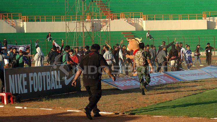 Suporter Persiba Bantul mengamuk. Copyright: Prima Pribadi/INDOSPORT