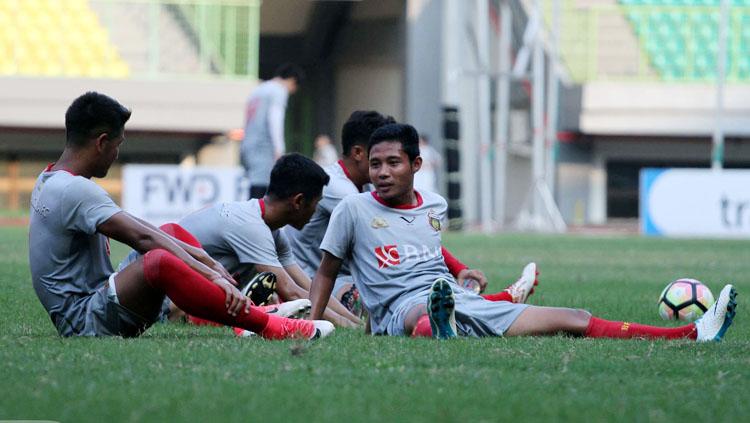 Evan Dimas tengah berbincang dengan rekan satu timnya. Copyright: Media Bhayangkara FC
