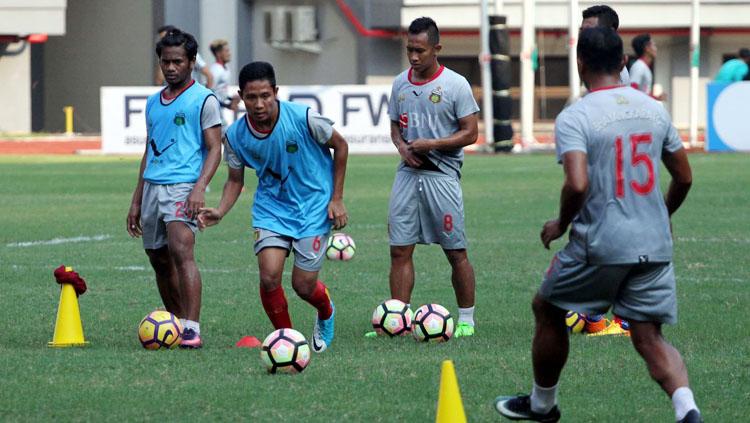 Evan Dimas jalani latihan. Copyright: Media Bhayangkara FC