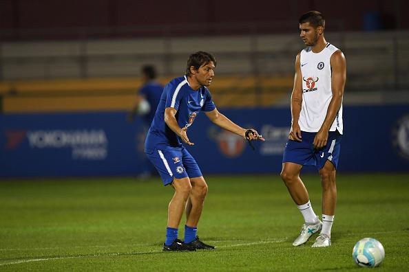 Pelatih dan striker anyar Chelsea, Antonio Conte (kiri) dan Alvaro Morata saat sedang latihan bersama. Copyright: INDOSPORT